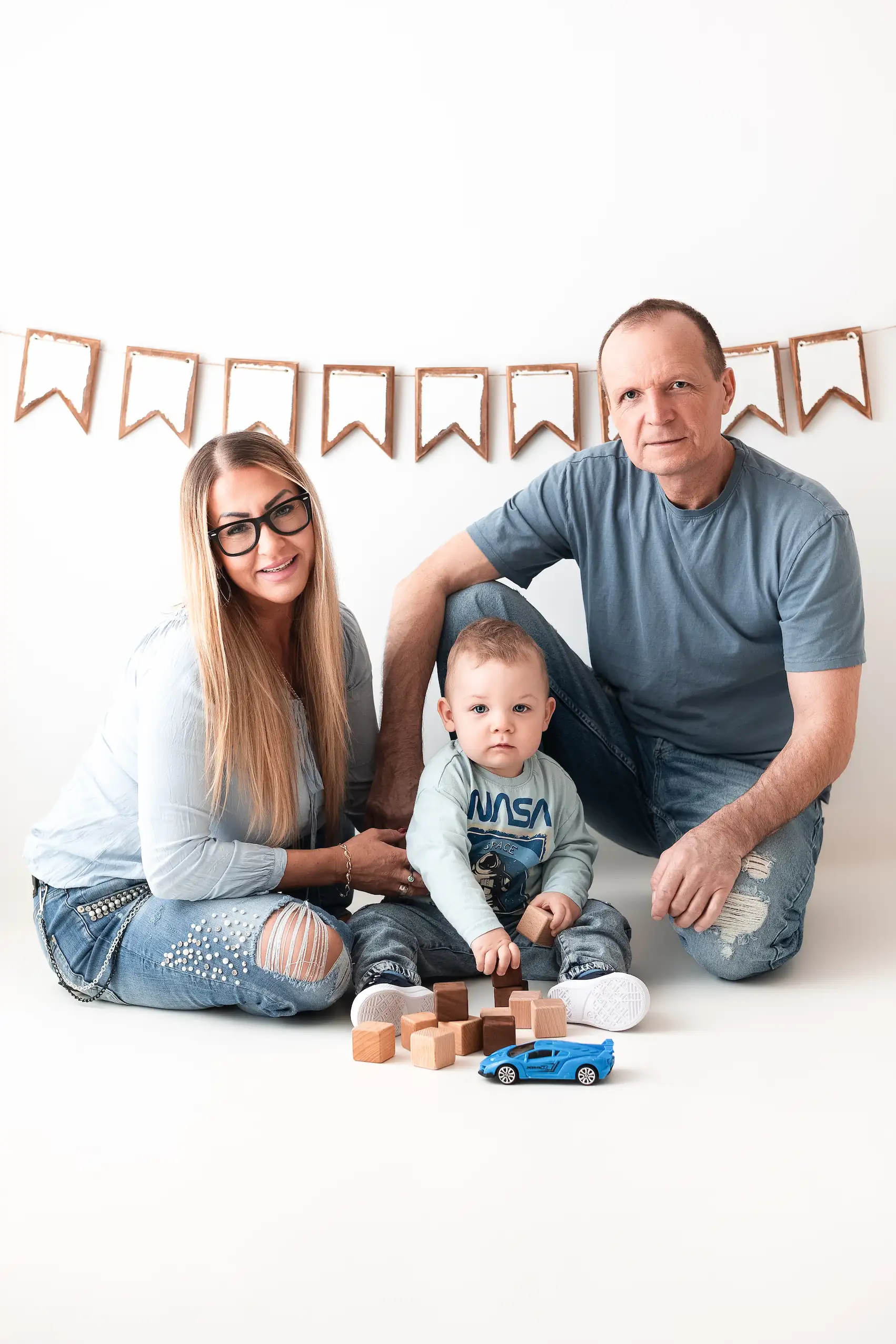 Rodzina Prawdy DiamentowoMi: Monika, Bogdan – Taksator Diamentów oraz Aleksander.