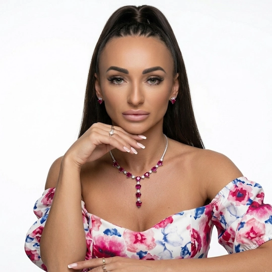 Autentyczna biżuteria z brylantami i diamenty naturalne prezentowane przez Kingę – Poznaj Prawdę, która Lśni w DiamentowoMi.